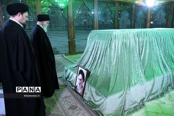 حضور رهبر انقلاب اسلامی در مرقد مطهر امام راحل و گلزار شهدای بهشت زهرا