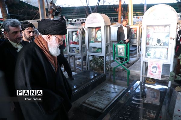 حضور رهبر انقلاب اسلامی در مرقد مطهر امام راحل و گلزار شهدای بهشت زهرا