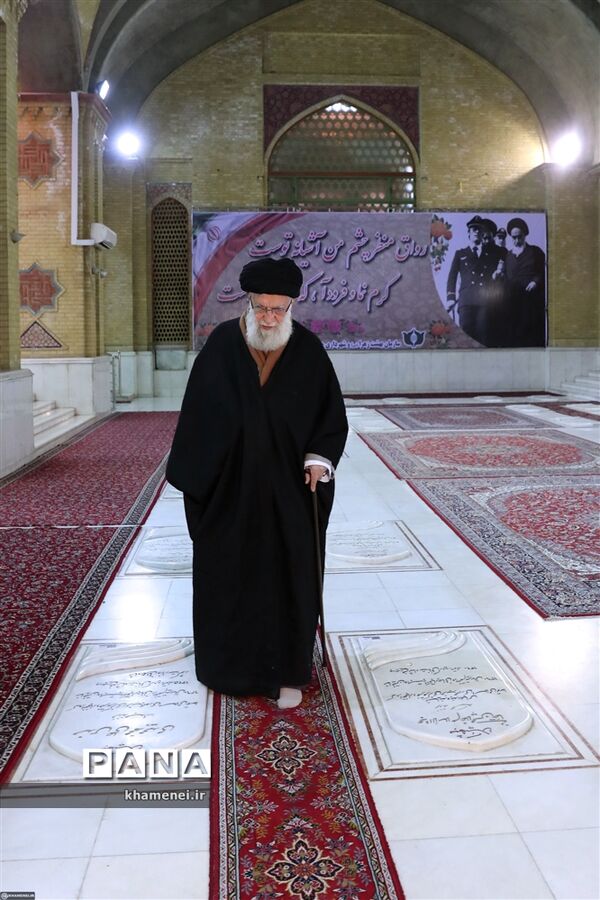 حضور رهبر انقلاب اسلامی در مرقد مطهر امام راحل و گلزار شهدای بهشت زهرا