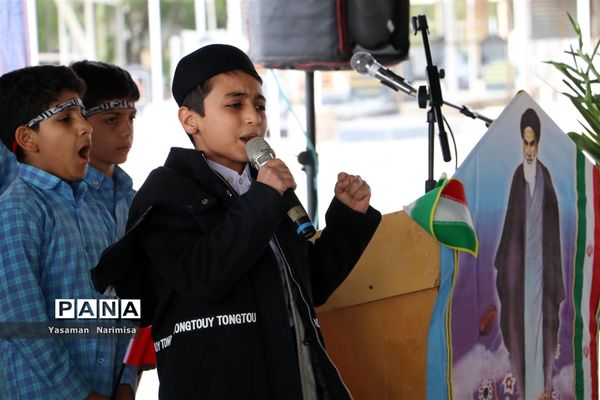 نواخته شدن زنگ انقلاب و مراسم نمادین استقبال ار ورود امام خمینی(ره) در شهرستان امیدیه