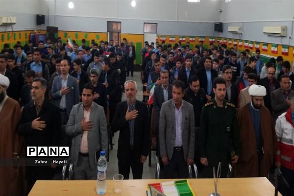 نواخته شدن زنگ انقلاب و مراسم نمادین استقبال ار ورود امام خمینی(ره) در شهرستان امیدیه