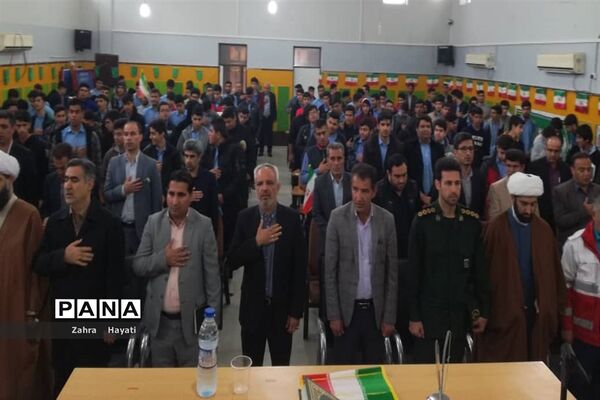 نواخته شدن زنگ انقلاب و مراسم نمادین استقبال ار ورود امام خمینی(ره) در شهرستان امیدیه