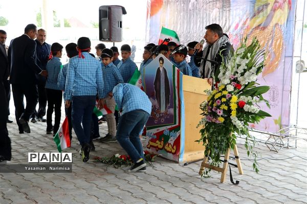 نواخته شدن زنگ انقلاب و مراسم نمادین استقبال ار ورود امام خمینی(ره) در شهرستان امیدیه