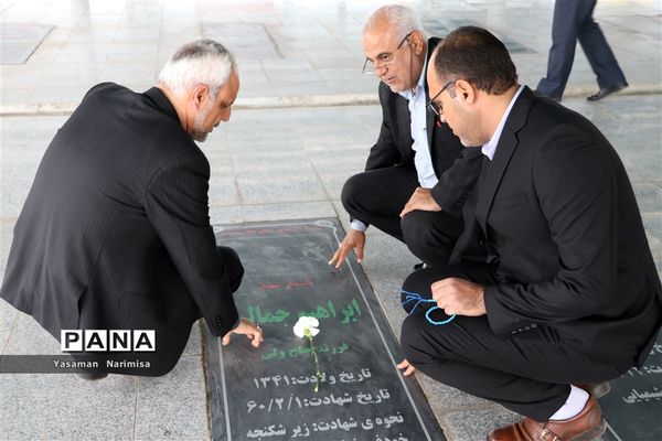 نواخته شدن زنگ انقلاب و مراسم نمادین استقبال ار ورود امام خمینی(ره) در شهرستان امیدیه