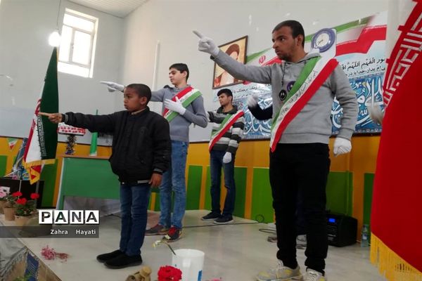 نواخته شدن زنگ انقلاب و مراسم نمادین استقبال ار ورود امام خمینی(ره) در شهرستان امیدیه