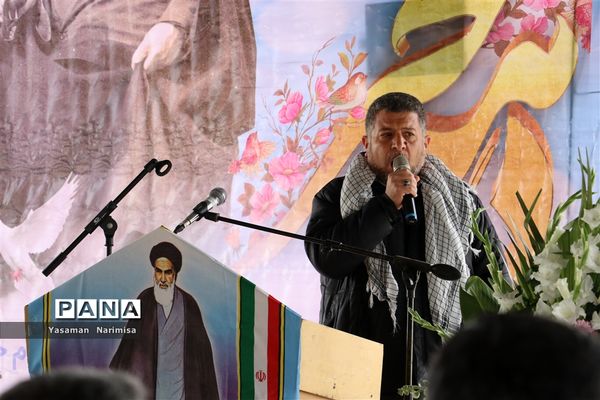 نواخته شدن زنگ انقلاب و مراسم نمادین استقبال ار ورود امام خمینی(ره) در شهرستان امیدیه