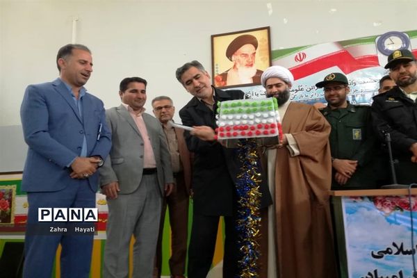 نواخته شدن زنگ انقلاب و مراسم نمادین استقبال ار ورود امام خمینی(ره) در شهرستان امیدیه