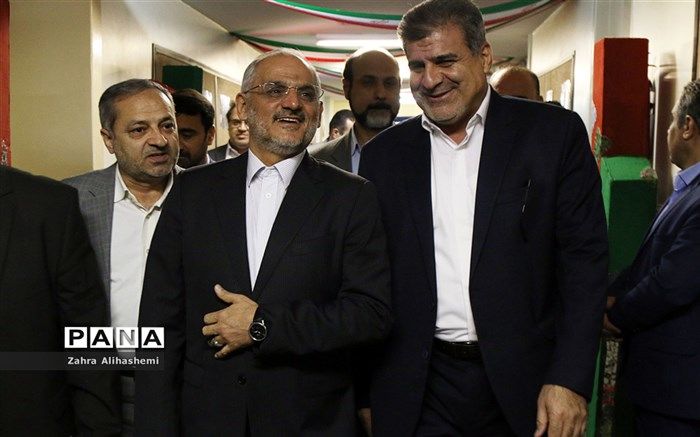 فولادوند: باید روش انتقال مفاهیم انقلاب به نسل جدید به روز شود