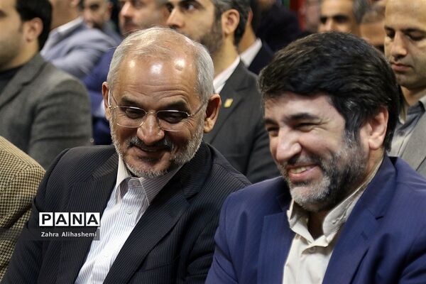 نواختن گلبانگ انقلاب اسلامی با حضور وزیر آموزش و پرورش