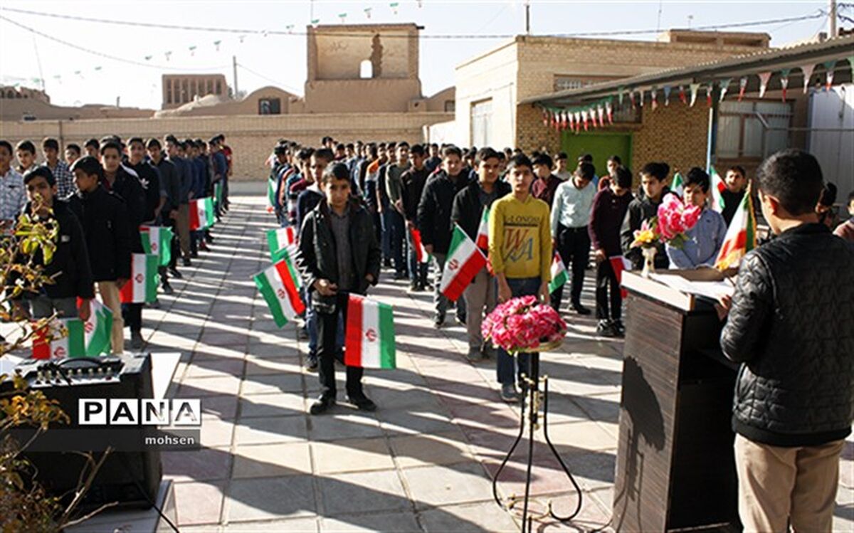 نواخته شدن زنگ انقلاب در تمامی  مدارس شهرستان میبد