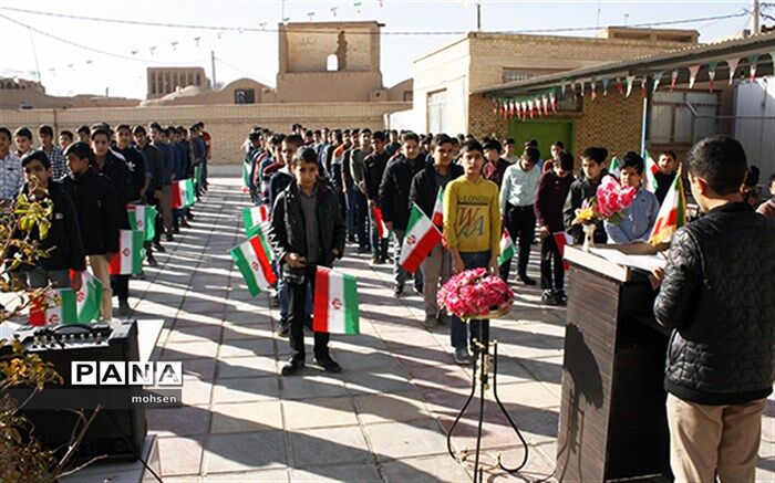 نواخته شدن زنگ انقلاب در تمامی  مدارس شهرستان میبد