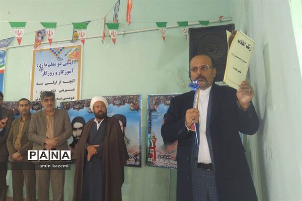 زنگ انقلاب به یادسپهبد شهید قاسم سلیمانی  در مدارس داراب