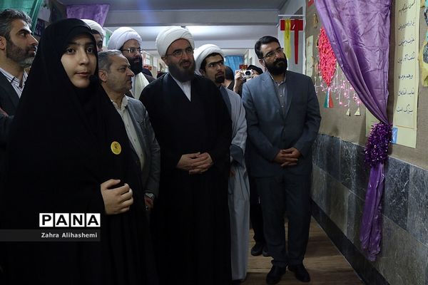 افتتاحیه هشتمین نمایشگاه دانش آموزی مدرسه انقلاب  در منطقه5