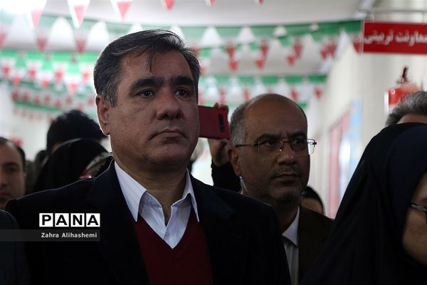 افتتاحیه هشتمین نمایشگاه دانش آموزی مدرسه انقلاب  در منطقه5