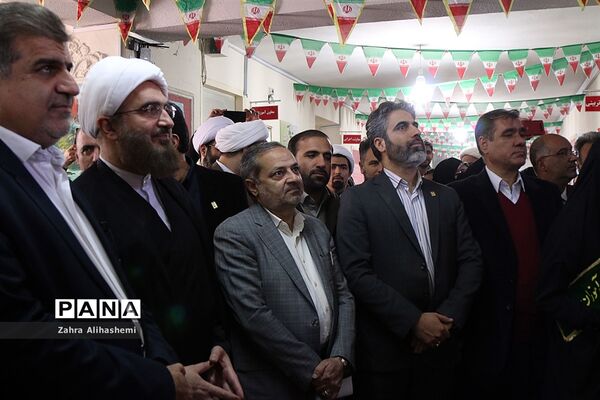 افتتاحیه هشتمین نمایشگاه دانش آموزی مدرسه انقلاب  در منطقه5