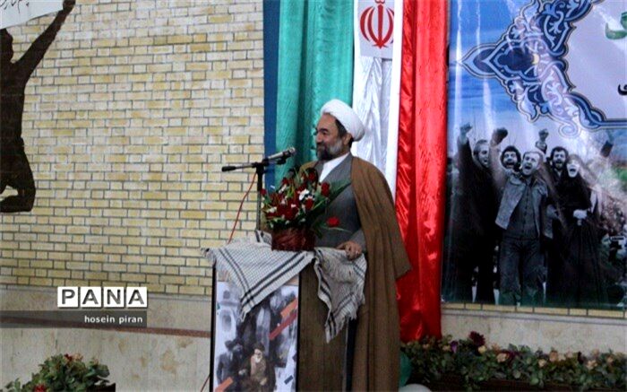 امام جمعه زاهدان: دانش آموزان باید تاریخ انقلاب را بخوانند و به آن افتخار کنند