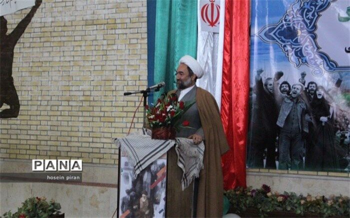 امام جمعه زاهدان: دانش آموزان باید تاریخ انقلاب را بخوانند و به آن افتخار کنند