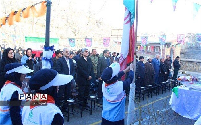 نواختن چهل و یکمین گلبانگ انقلاب اسلامی  در مدارس  طرقبه شاندیز