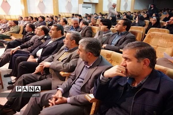 تجلیل از دانش آموزان برگزیده کنکور سراسری و مسابقات فرهنگی هنری در شهرستان بهاباد