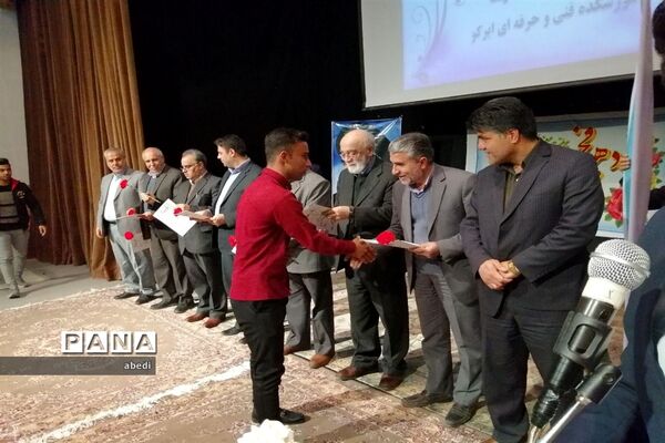 تجلیل از دانش آموزان برگزیده کنکور سراسری و مسابقات فرهنگی هنری در شهرستان بهاباد