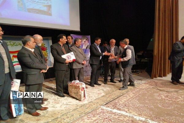 تجلیل از دانش آموزان برگزیده کنکور سراسری و مسابقات فرهنگی هنری در شهرستان بهاباد