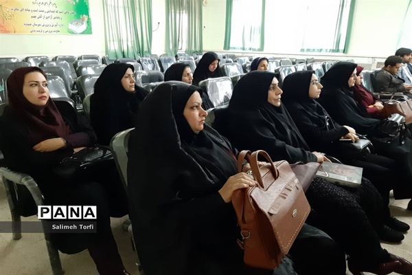 برگزاری کارگاه تفکر و سواد رسانه وآموزش عکاسی درشهرستان حمیدیه