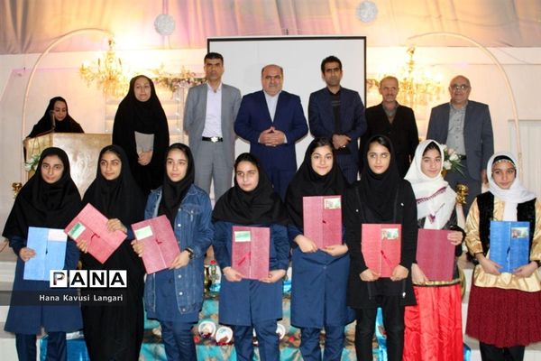 تجلیل از دانش‌آموزان برتر دبیرستان اسرم