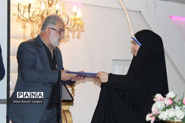 تجلیل از دانش‌آموزان برتر دبیرستان اسرم