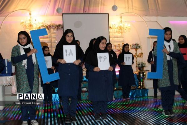 تجلیل از دانش‌آموزان برتر دبیرستان اسرم