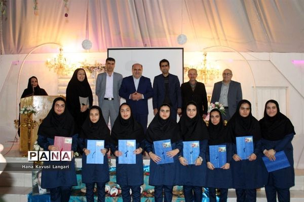 تجلیل از دانش‌آموزان برتر دبیرستان اسرم