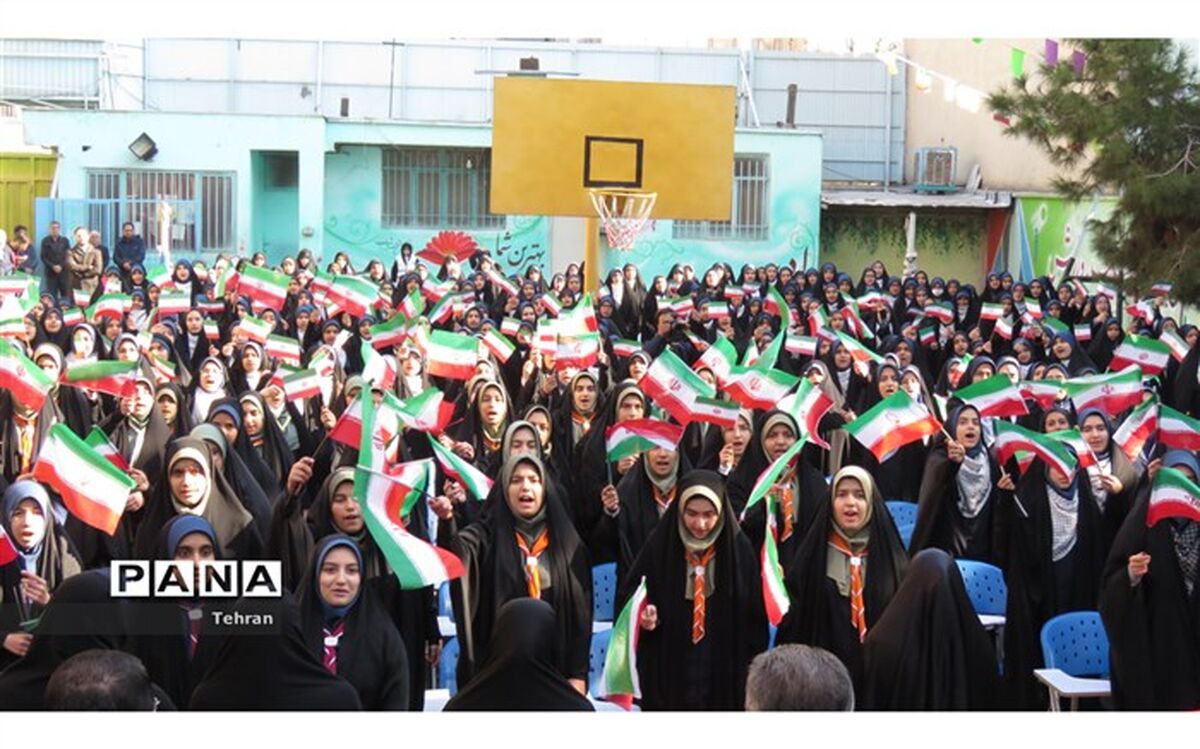 آیین تجلیل از خانواده شهدای دانش آموزمنطقه 8 تهران