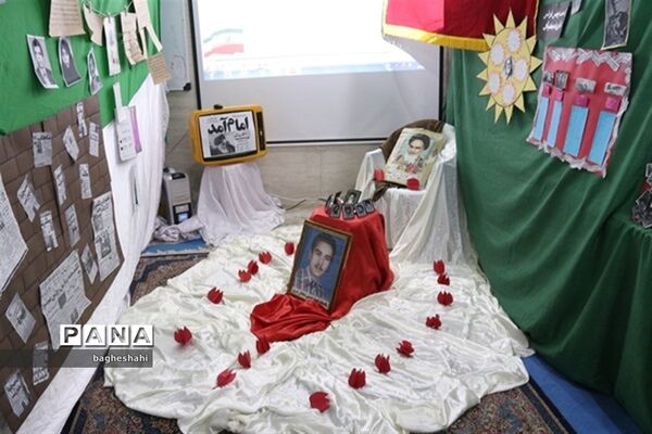 نمایشگاه انقلاب دردبیرستان دخترانه صدرا یزد