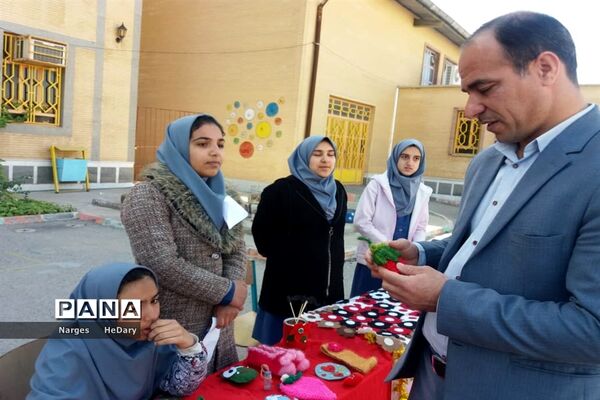 جشنواره خوارزمی  با محور بازارچه کارآفرینی آموزشگاه شهید ابوالحسنی شهرستان امیدیه