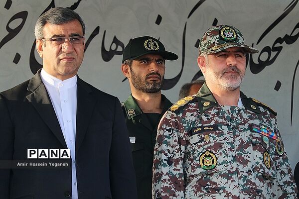 برگزاری صبحگاه مشترک نیروهای نظامی و انتظامی