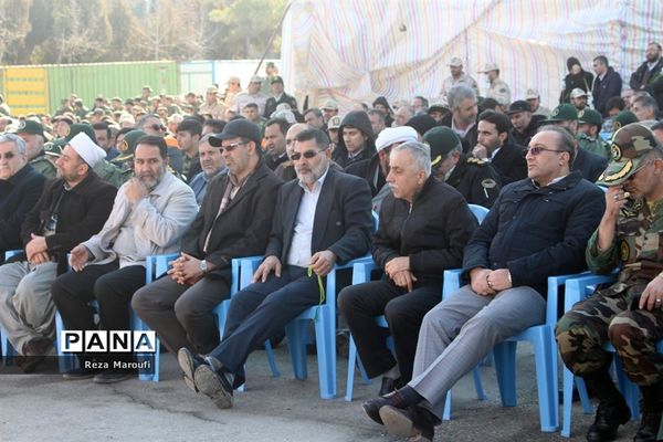 غبار روبی مزار شهدا به مناسبت دهه فجر در ارومیه