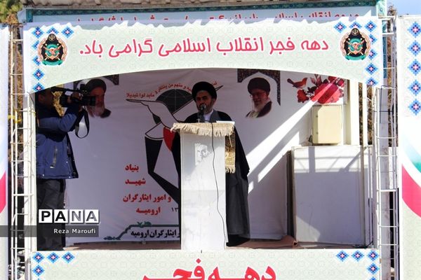 غبار روبی مزار شهدا به مناسبت دهه فجر در ارومیه