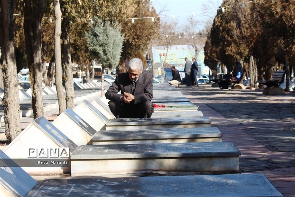غبار روبی مزار شهدا به مناسبت دهه فجر در ارومیه