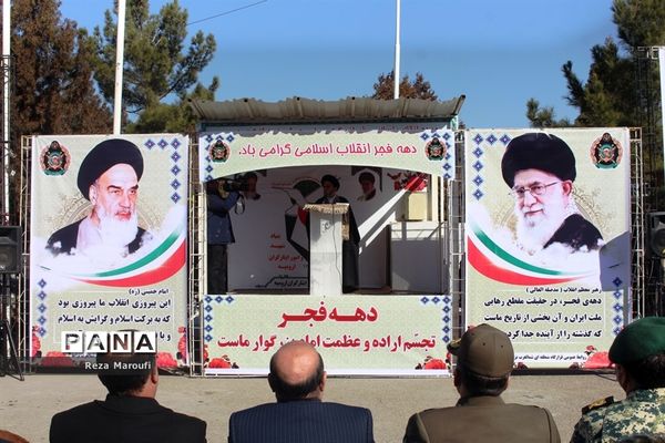 غبار روبی مزار شهدا به مناسبت دهه فجر در ارومیه