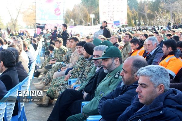 غبار روبی مزار شهدا به مناسبت دهه فجر در ارومیه