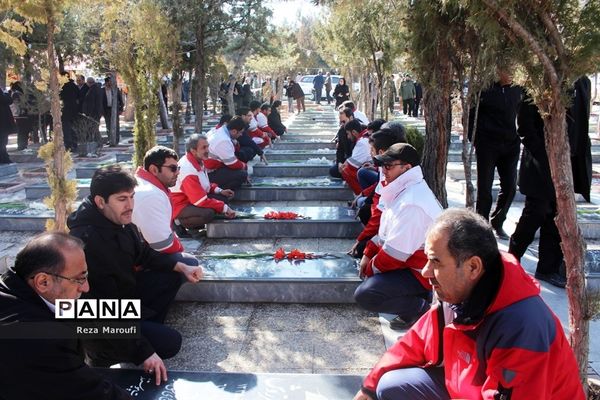 غبار روبی مزار شهدا به مناسبت دهه فجر در ارومیه