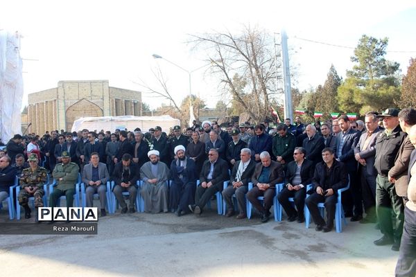 غبار روبی مزار شهدا به مناسبت دهه فجر در ارومیه