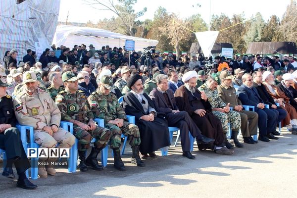 غبار روبی مزار شهدا به مناسبت دهه فجر در ارومیه