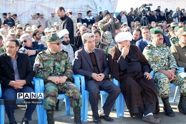 غبار روبی مزار شهدا به مناسبت دهه فجر در ارومیه