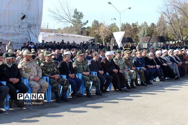 غبار روبی مزار شهدا به مناسبت دهه فجر در ارومیه