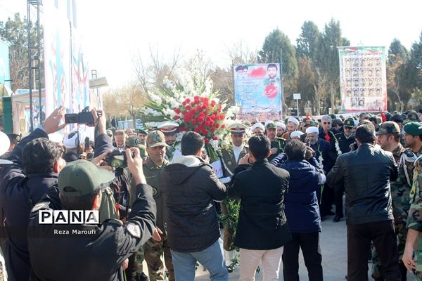 غبار روبی مزار شهدا به مناسبت دهه فجر در ارومیه