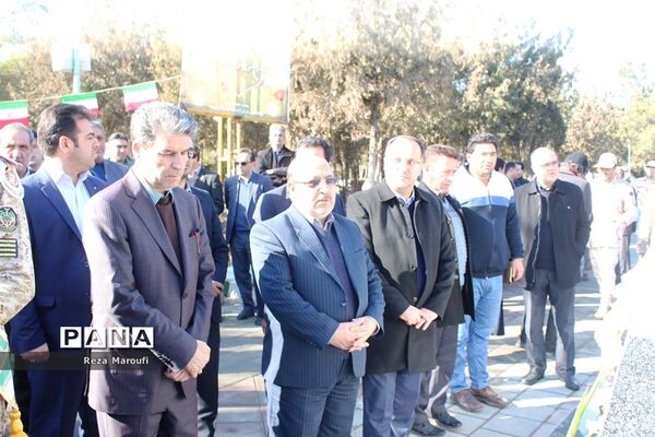 غبار روبی مزار شهدا به مناسبت دهه فجر در ارومیه
