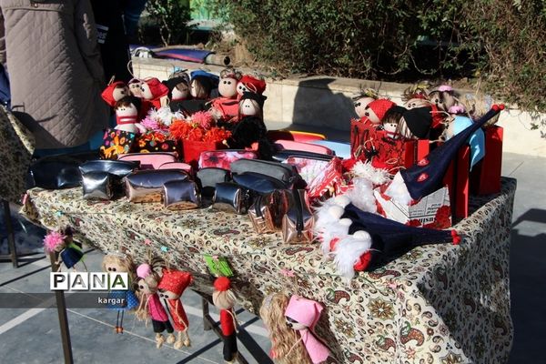 بازارچه کسب و کار دانش آموزی در ناحیه یک یزد