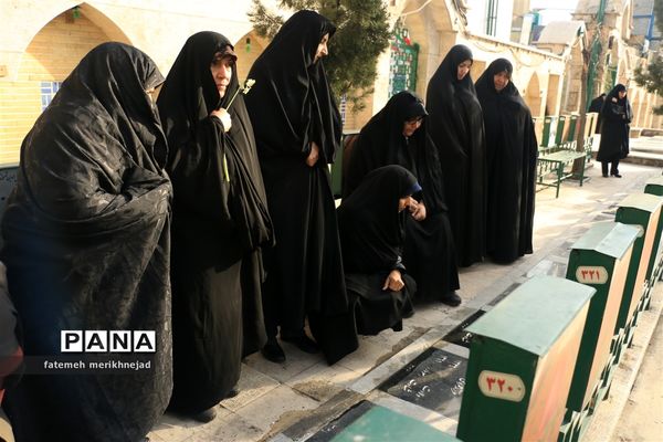 غبار روبی و عطر افشانی مزار شهدا به مناسبت دهه فجر منطقه یک