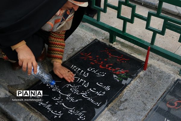 غبار روبی و عطر افشانی مزار شهدا به مناسبت دهه فجر منطقه یک