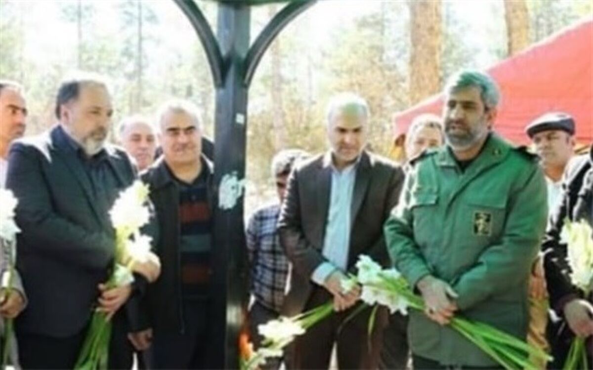 مراسم غبار‌روبی و عطر افشانی مزار شهدای انقلاب اسلامی باقر شهر